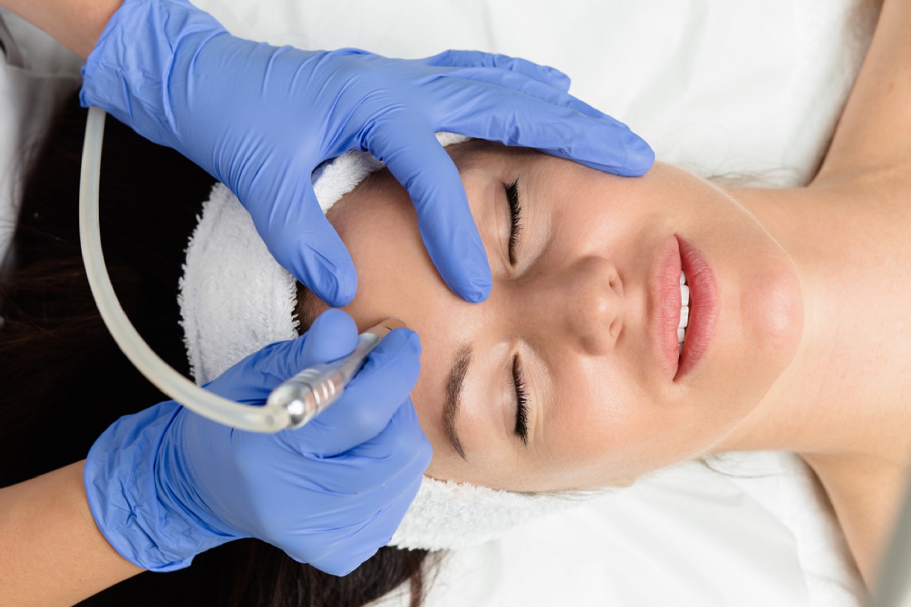 Handheld exfoliation device used during a facial